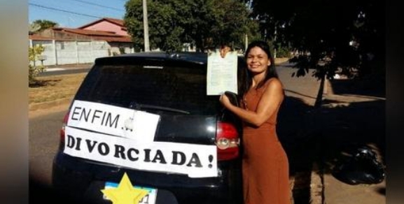 «Al fin divorciada» – Celebra que terminó su relación de 10 años con un cartel en su auto